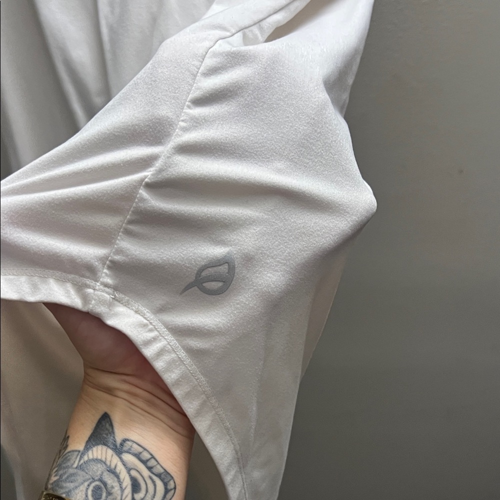 P'tula Classic White V-Neck Short Sleeve Top - Picture 3 of 4